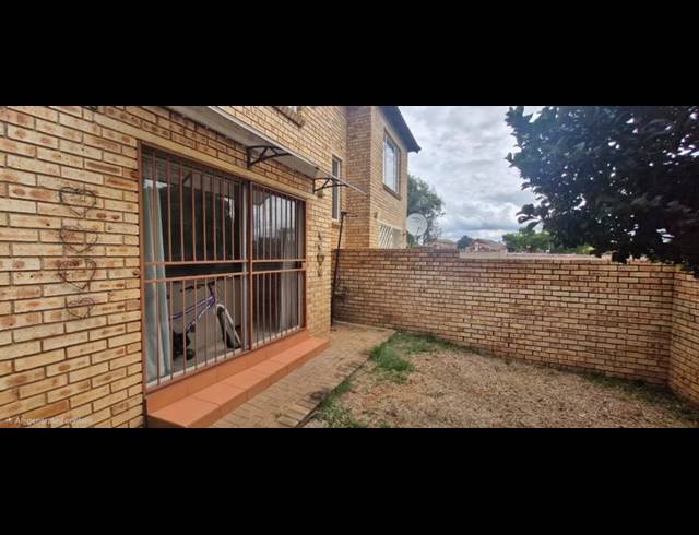2 BEDROOM TOWNHOUSE FOR SALE IN HEUWELSIG ESTATE